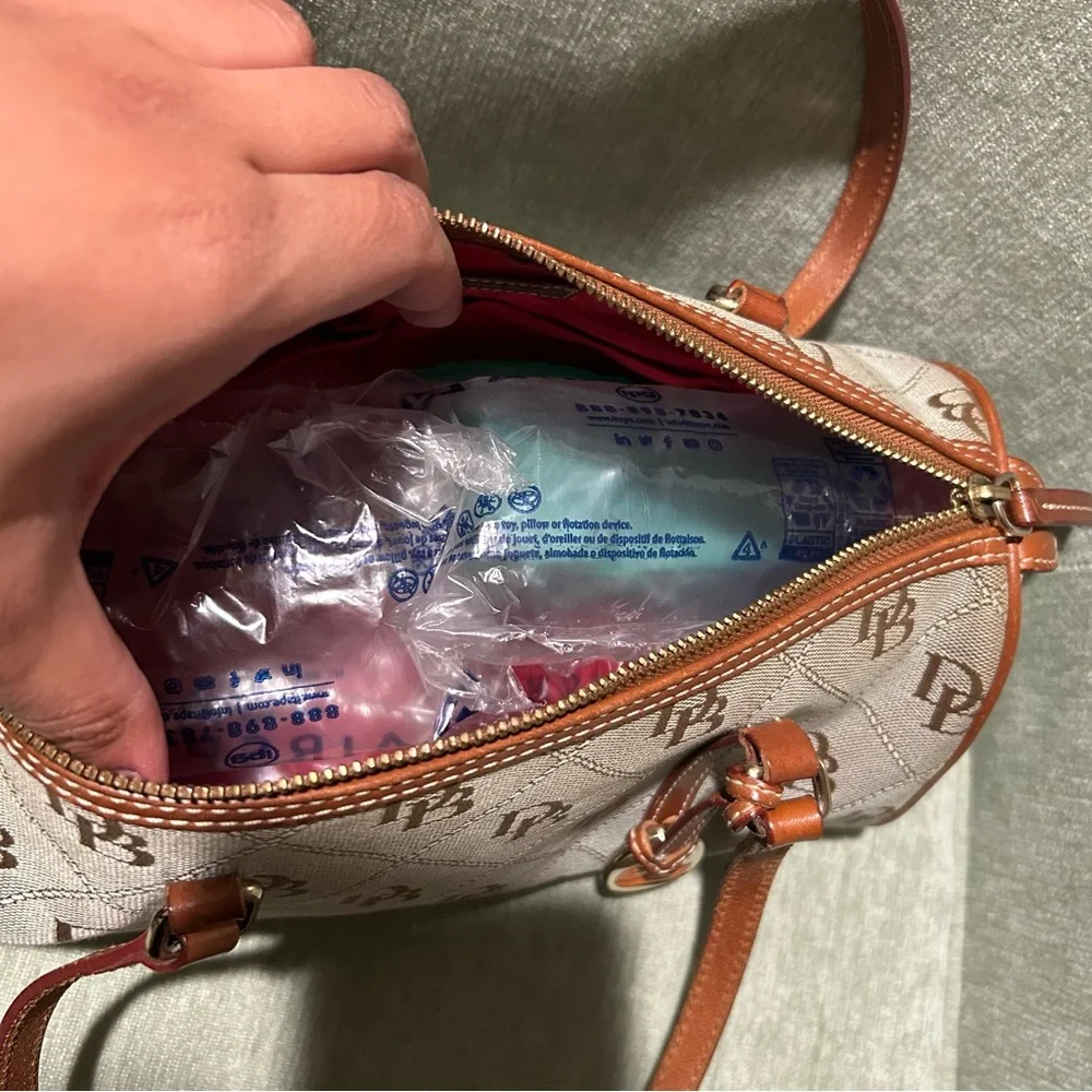 Dooney & Bourke Shoulder Bag Dooney & Bourke Barrel Bag Vintage D&B Bag Y2K - Picture 11 of 12